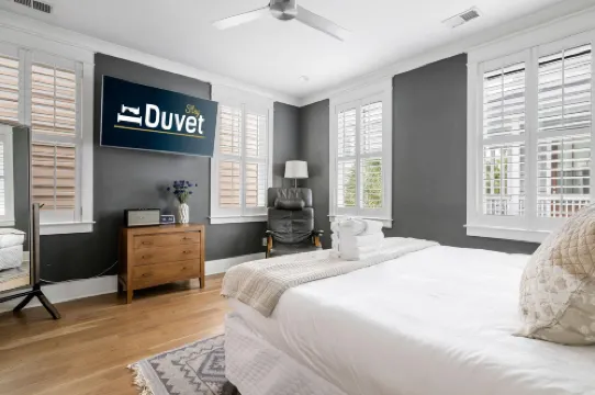 Luxurious Hot Tub and Steps to Waterfront Dining - Charming Retreat