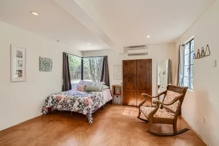 Charming Southwest Retreat - Salt Water Pool, Views Отели в г. Касас Адобс