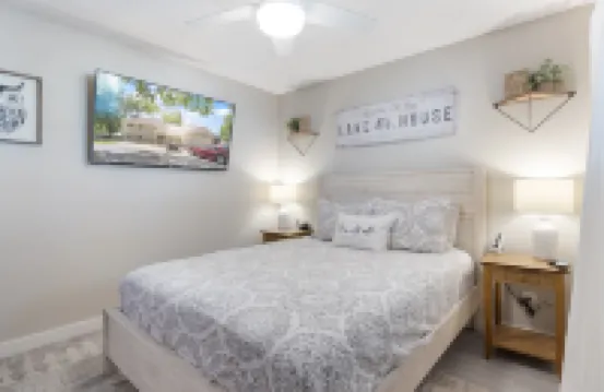 Charming Lakefront Escape with Pool and Scenic Views - Cozy Couple's Retreat