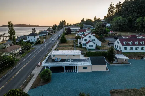 Charming Coastal Retreat with Game Room - Inviting and Spacious Các khách sạn ở Garibaldi