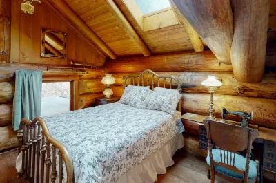 Unique mountain view log home with a wood stove, balcony, patio, & board games 프레스턴-스노퀄미 트레일헤드 파킹 주변 호텔