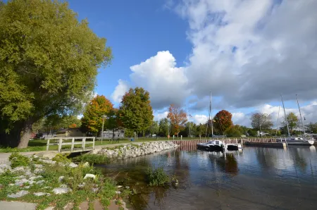 Charming Cabin with Gas Grill and Picnic Area - Cozy Retreat