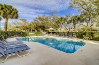 Charming bay view villa with pool, washer/dryer, balcony, TV, & full kitchen