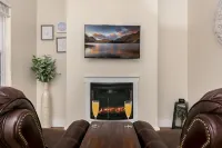 Outdoor Pool, Hot Tub and Designer Amenities - Elegant Tranquil Retreat