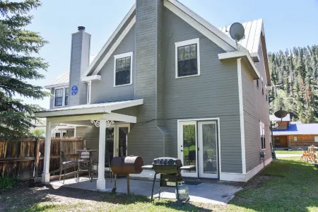 High Speed Wifi and Fireplace - Beautiful and Spacious Retreat