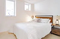 Inviting Space with Smart TV and High-Speed Wi-Fi - Charming Hideaway 블루밍데일 호텔