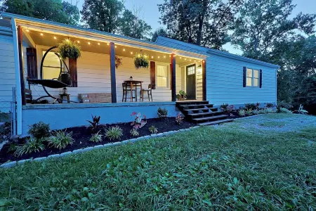 Spacious 4 Bedroom House Close to Downtown