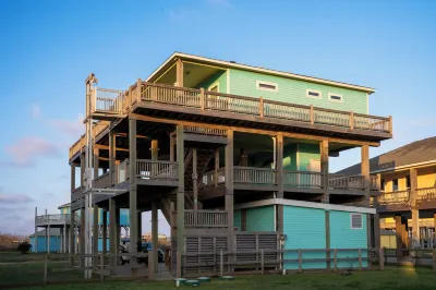 Charming 3-bedroom house W/ Great Deck and Ocean views in fabulous Crystal Beach Hotels near Port Bolivar