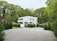 Newly Renovated Modern East Hampton Home / Pets Welcome