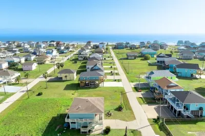 Beach Oasis: Hot Tub, Outdoor Movies, Ping Pong, Putt-Putt, Steps to Sea Crystal Beach Spot 주변 호텔