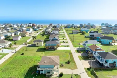 Beach Oasis: Hot Tub, Outdoor Movies, Ping Pong, Putt-Putt, Steps to Sea