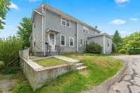 Charming 2-bedroom apartment near Providence Hotels in West Warwick