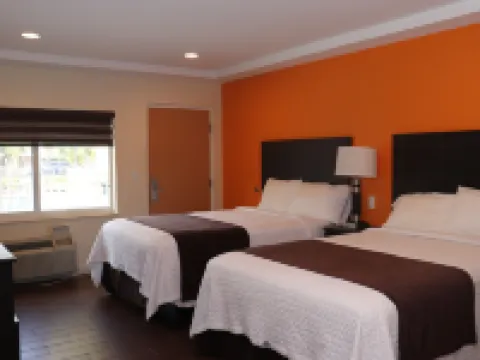 เคอร์ทิส อินน์ แอนด์ สวีทส์ โรงแรมในฮอลลีวูด