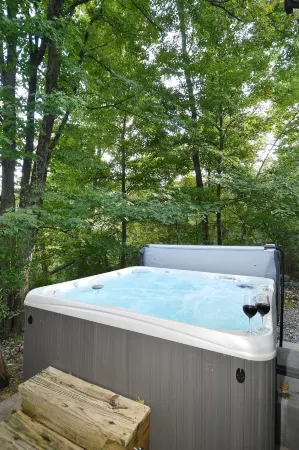 Serendipity -- Hot Tub - Pet Friendly - Fire Pit - Grill - Porch - Deck - Wifi - Pool Access - Games