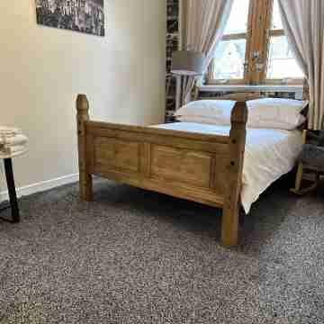 Central Glasgow Apt - Sleeps 2 & FreeParking During Weekend Rooms