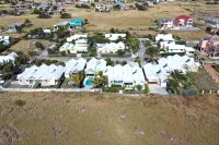 The Gem is Located a Few Minutes Walk to the Gorgeous Bottom Bay Beach فنادق في 