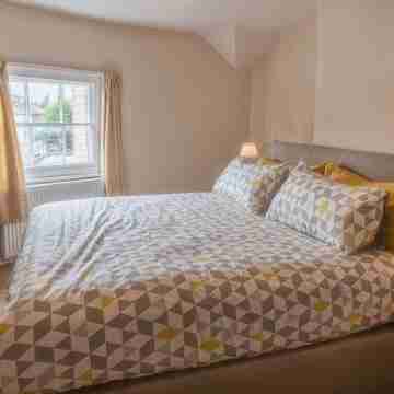 Town Centre Apartment Perfect Location with on-Street Parking Rooms