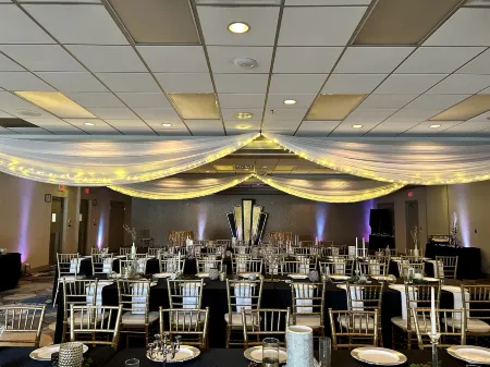 Eastland Suites Hotel & Conference Ctr, Trademark by Wyndham Отели в г. Блумингтон