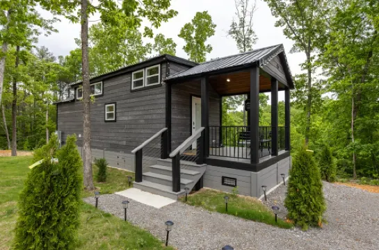 Serene Retreat with Outdoor Adventure Options - Charming Tiny Home