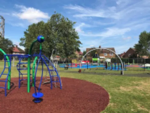 Entire 2 Bedroom House 7m To Station