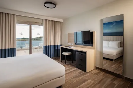 Qawra Palace Resort & Spa Отели рядом с достопримечательностью «Pjazza San Pawl Playground»