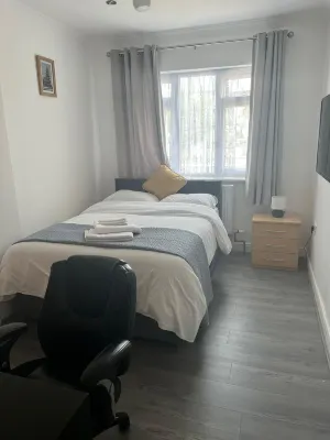 Captivating 2-Bed Apartment in Ilford فنادق في Woodford