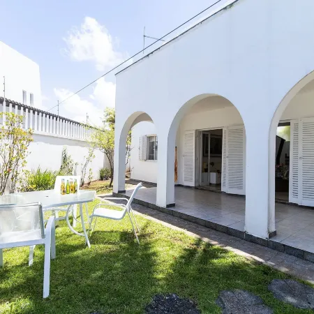 Linda Casa a 50m da Praia Com Churrasqueira e Jardim