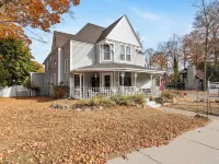 Charlevoix House - the Northside Hotels in Charlevoix