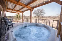 Joy | Creekside Cabin + Private Hot Tub -  Privatzimmer