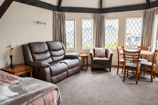 Castles Motel & Driftwood Motel