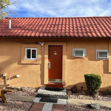 Garden of the Gods Motel Отели рядом с достопримечательностью «Парк Монумент Вэлли»
