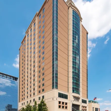Embassy Suites by Hilton Houston Downtown Отели рядом с достопримечательностью «Остановка скоростного трамвая  "Энсембл/Общественный колледж Хьюстона"»