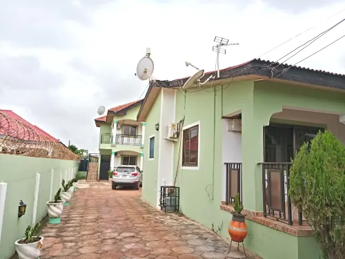 Ronna Apartments at Lakeside Estates - parking