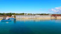 Hamilton Inn Select Beachfront Mackinaw City