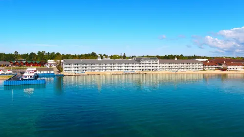 Hamilton Inn Select Beachfront Mackinaw City Hotels in Mackinaw Township