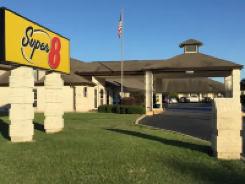 Super 8 by Wyndham Cleburne クリーバーンのホテル