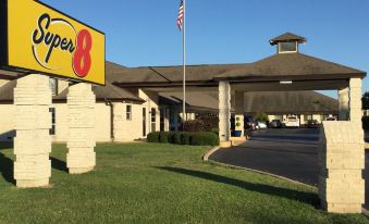 Super 8 by Wyndham Cleburne