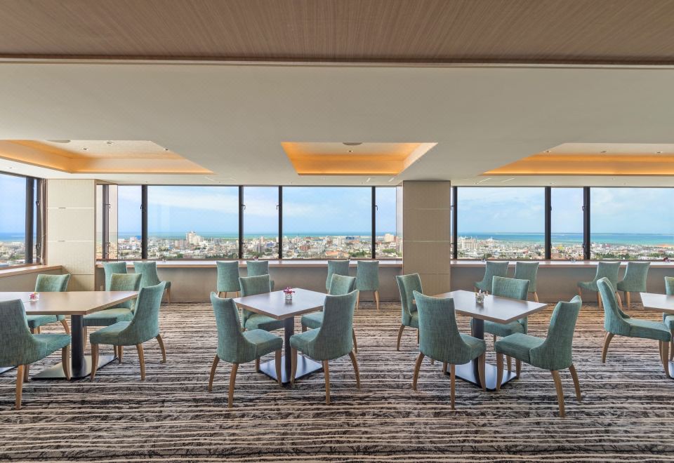 [아트 호텔 이시가키지마의 수영장과 휴식 공간]