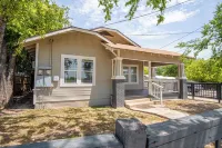 Hackberry St #A Renovated 2Br/2BA Near Downtown