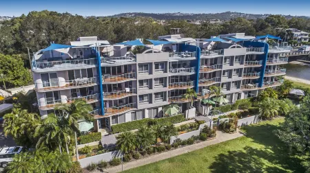 Reflections Holiday Apartments Отели рядом с достопримечательностью «Маручйдор Бич»