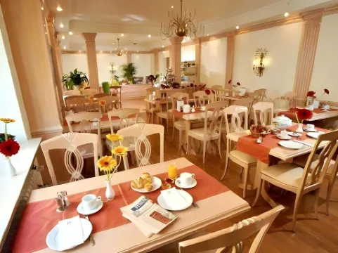 Hotel Adria München Отели рядом с достопримечательностью «Мюнхенская резиденция»