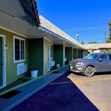 Chalet Motel - Affordable Stay in Central Bend