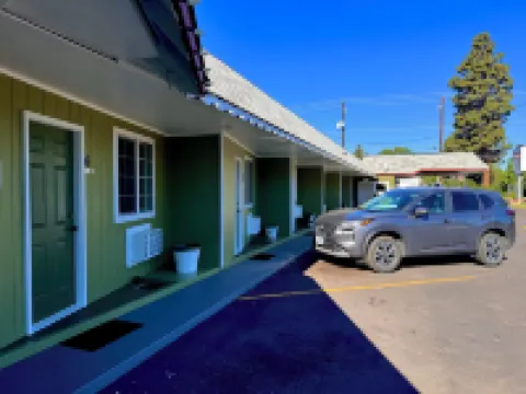 Chalet Motel - Affordable Stay in Central Bend