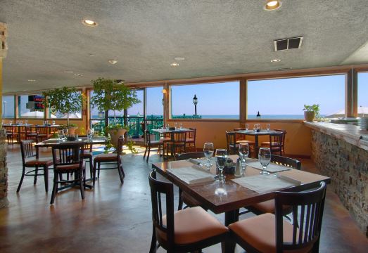 하워드 존슨 플라자의 실내 수영장과 온수 욕조