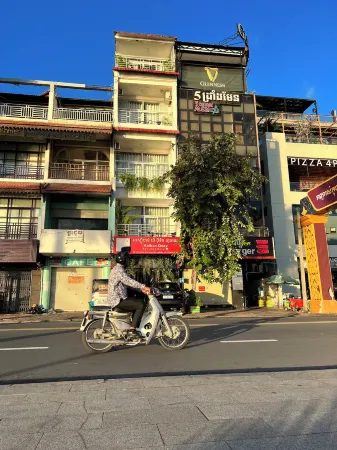 Asiban Quay Boutique Hotel Отели рядом с достопримечательностью «Уот Ауналом Монастери»