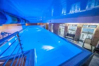 SkyHotelGwarna - piscine