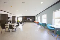 Holiday Inn & Suites 的林地 住宿飯店