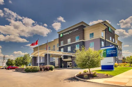 Holiday Inn Express Cheektowaga North East Отели рядом с достопримечательностью «Macy's  (Walden Galleria)»