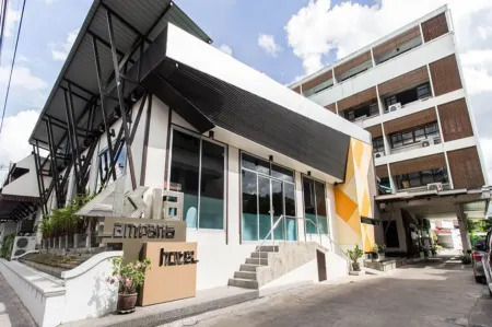 Asia Lampang Hotel Отели рядом с достопримечательностью «Wat Chedi Sao Lang»