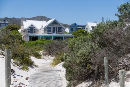 Fin Whale Beach House Отели рядом с достопримечательностью «Imhoff Farm»